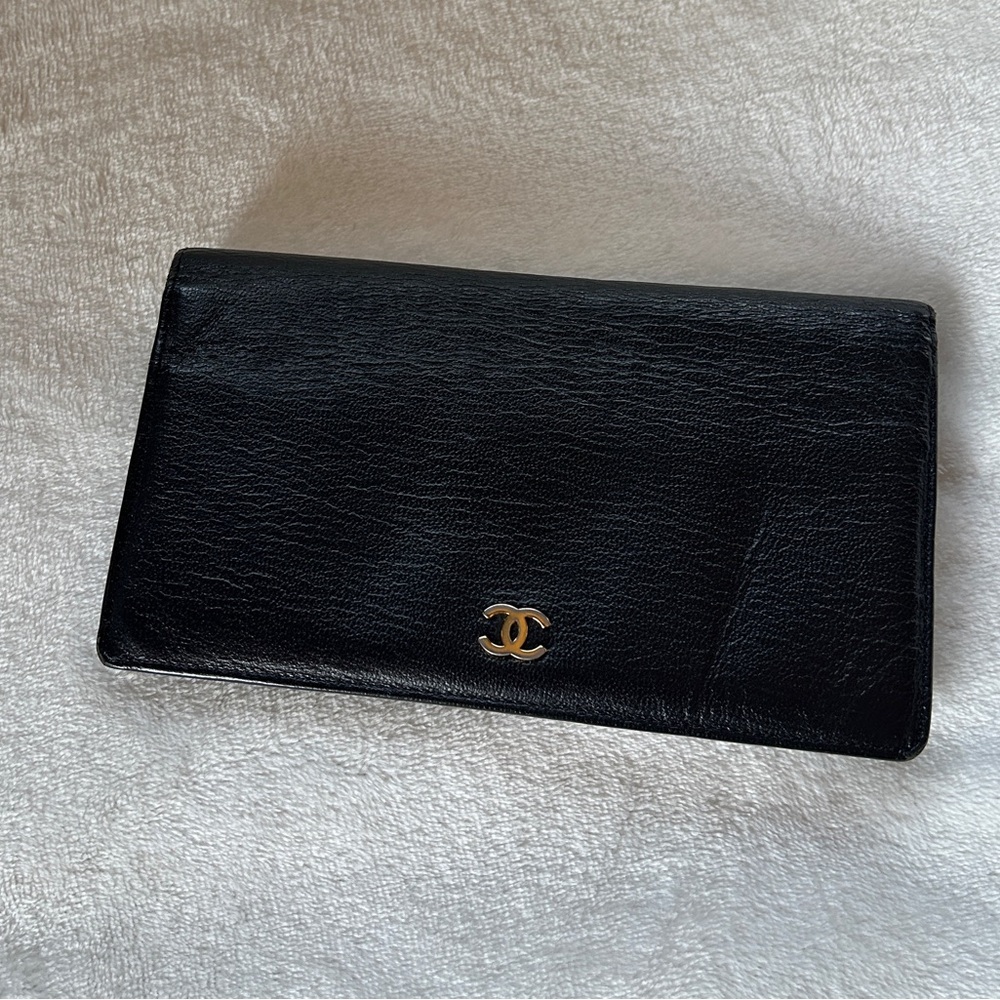 CHANEL Authentic Black Leather Bifold Wallet. 5 Pockets,8 Card Pockets.